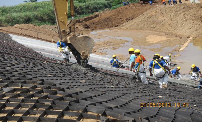 Quando preenchida com concreto, evita o trincamento não controlado do material, eliminando a necessidade de fôrmas e juntas de dilatação, garantindo com isso versatilidade em seu preenchimento.