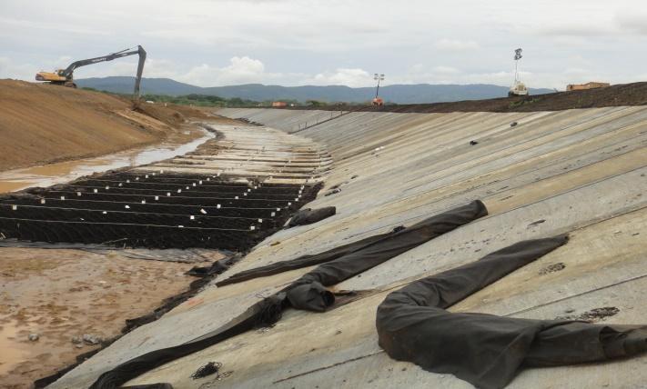 Figura 20. Instalação das Geocélulas na Base do Canal. Figura 21. Detalhe da Vegetação da Parte Superior. Figura 22. Vista Aérea da Conclusão do Canal. Foram instalados neste projeto em torno de 100.