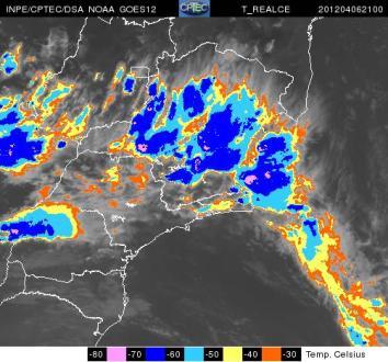 Na carta de superfície (Figura 4a) observa-se uma frente fria no Atlântico, com um cavado