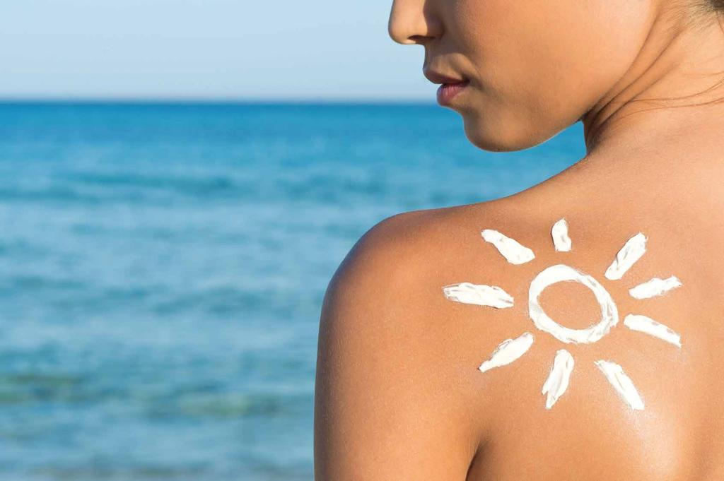 OS 10 MAIORES FATORES QUE INFLUENCIAM A SAÚDE DA PELE 1. Excessiva exposição ao sol: é a principal causa de danos à pele, promove um aumento no envelhecimento cutâneo e pode causar câncer de pele. 2.