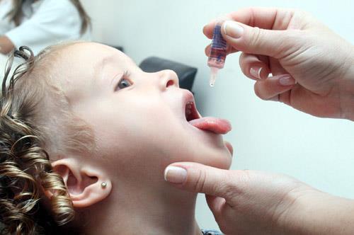 Ano: 2015 Banca: FUNCAB Órgão: FUNASG Prova: Enfermeiro As vacinas contra a poliomelite são apresentadas de duas maneiras diferentes, conforme deparado na coluna I.