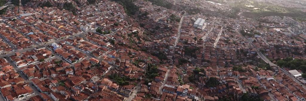 quase totalmente pavimentados. O crescimento se dá na forma de uma colcha de retalhos urbanos.