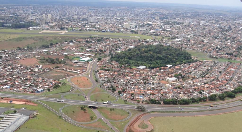 Figura 6. Vista aérea de Uberaba, como tantas outras cidades com seu vetor de expansão, fragmentado, ocorrendo ao longo de rodovias. Foto: Silvio Macedo, 2014. QUADRO SINTÉTICO COMPARATIVO.