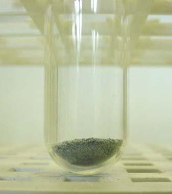 Ao adicionar ácido sulfúrico aos dois pedaços de fio de cobre, verifica-se que tanto a solução de ácido