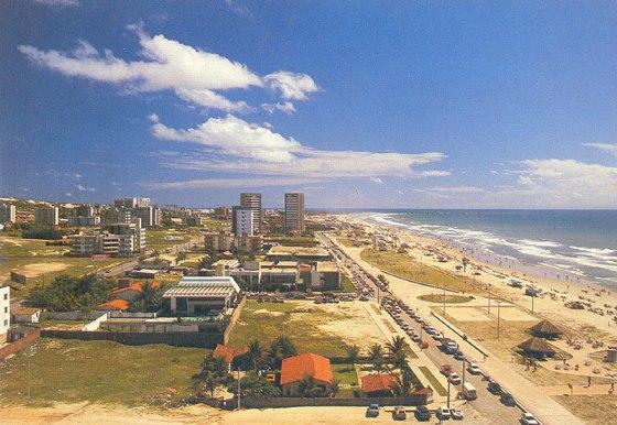 103 Imagem 20. Intensificou-se a ocupação da Praia do Futuro. À direita, urbanização da praia do calçadão, no trecho da Praça 31 de Março, em fins da década de 1980.