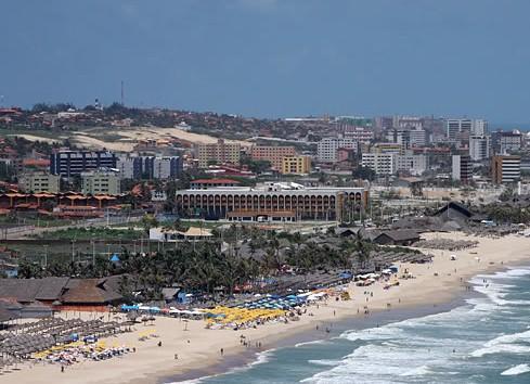 108 Imagem 21. Vista aérea da Praia do Futuro, anos 2000. Detalhe para a ocupação das areias pelas barracas-complexos das imediações do Hotel Vila Galé, construído em 2001.