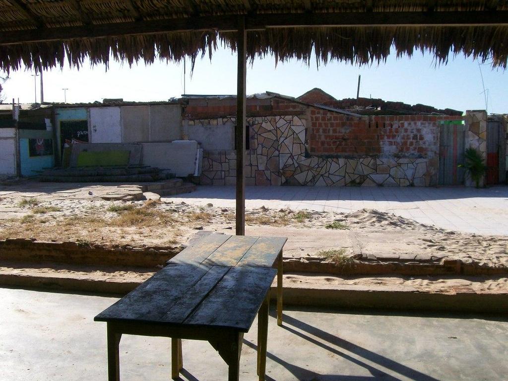 110 Imagens 22 e 23. Área do salão da barraca Zé da Praia, na praia velha, com vistas para uma favela.