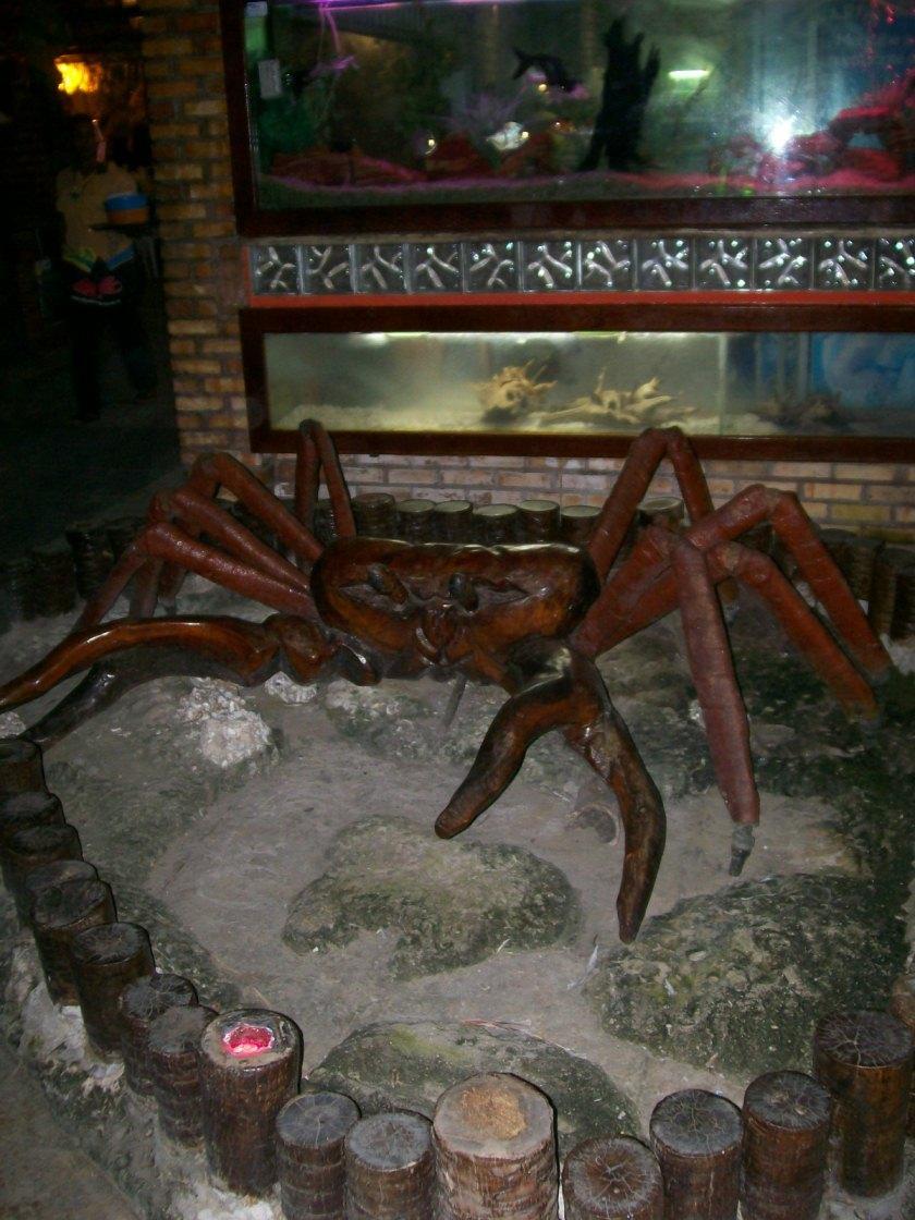 167 Imagem 39. Estilização de um caranguejo gigante de madeira na entrada principal do Chico do Caranguejo. Foto do autor: março de 2010.