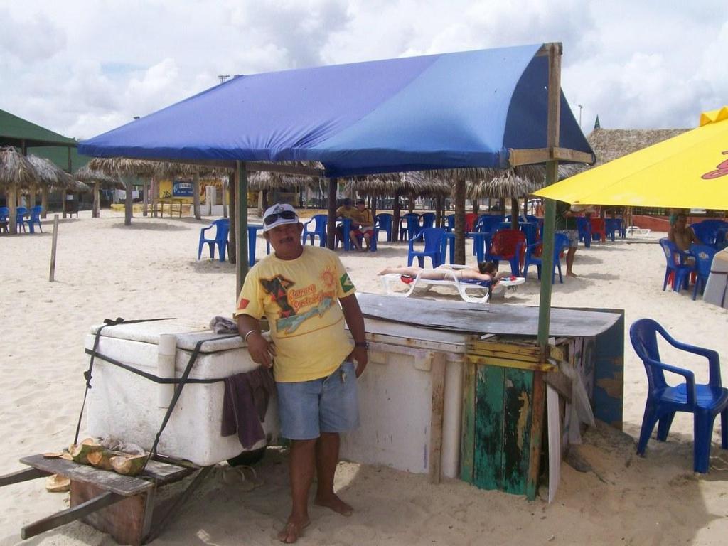 221 ficava de olho em tudo. Sempre trabalhei assim. A gente trabalha em conjunto, né? Eles me ajudam porque o cliente pedi um coco na mesa, ele manda eu botar. No caso eu ajudo eles também. Imagem 57.