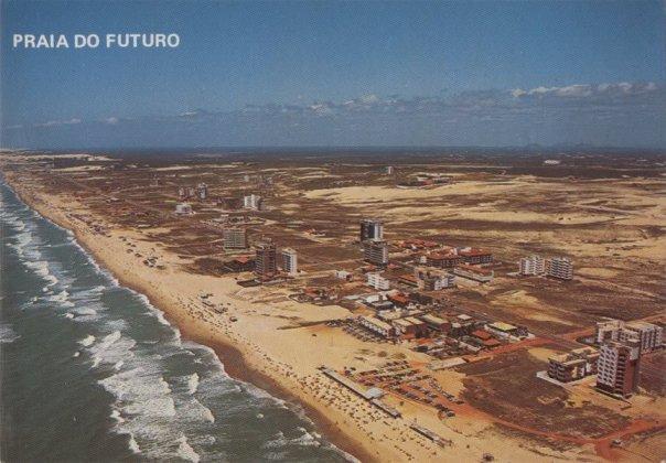 50 Imagem 7. Cartão postal da Praia do Futuro da década de 1980. Detalhe para o aumento do número de edifícios e para o crescimento quantitativo de barracas na faixa de praia.