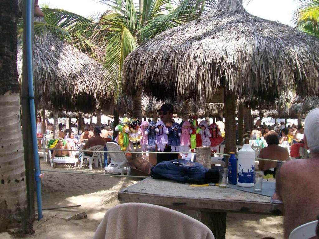 63 Imagem 11. Demarcação de lugares nas areias num domingo na praia. Vendedor de bonecas de pano nos limites do complexo CrocoBeach. Foto do autor: março de 2010.