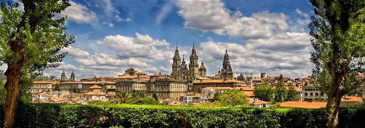 Lorca na cidade "lonxe do sol" A miña chegada a Galicia, elas [as «forzas formidables» de Compostela e a paisaxe] apoderáronse de min en forma tal que tamén me sentín poeta da alta herba, da chuvia