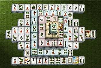 Figura 1: Exemplo de um problema do solitário Shangai. O objetivo do jogo é remover todas as peças do tabuleiro, tendo as peças que ser removidas aos pares.