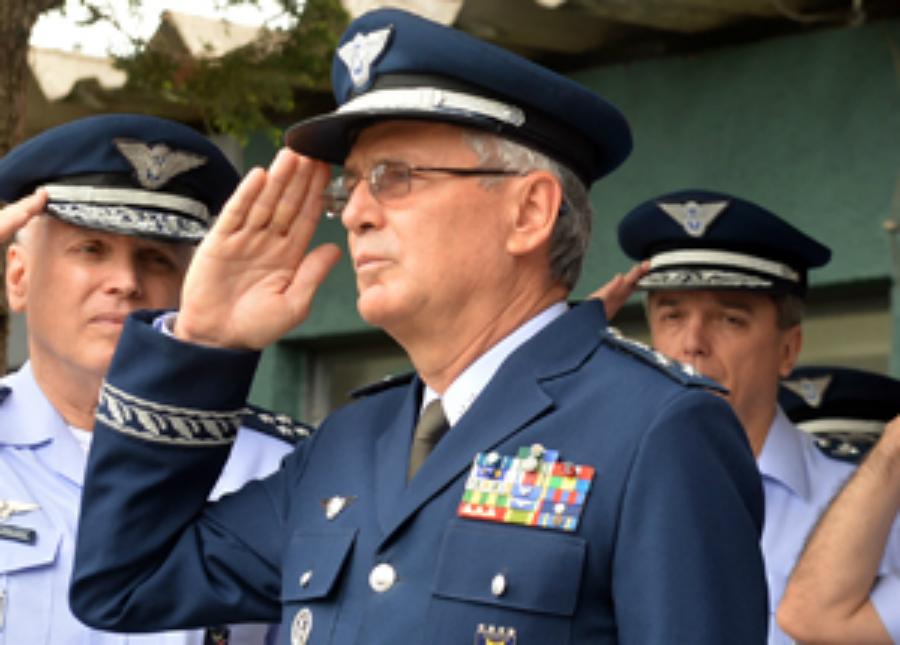 O Tenente Brigadeiro do Ar Nivaldo Luiz Rossato ocupava o cargo de chefe do Estado-Maior da Aeronáutica e agora é o novo comandante da Força Aérea do Brasil.