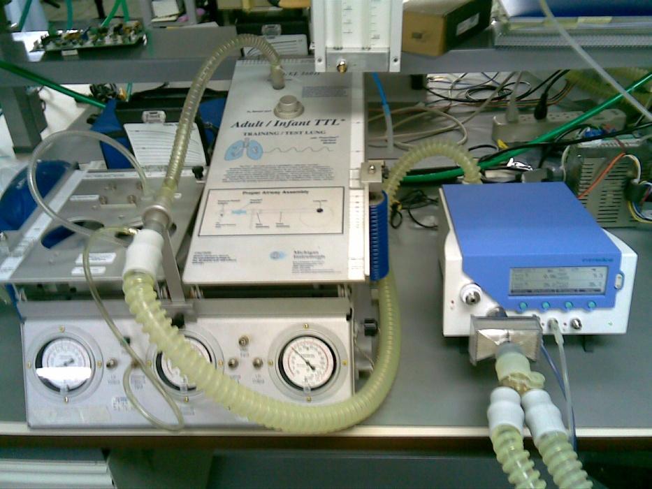 fluxo, uma para oxigênio e outro para ar, com o controle eletrônico de concentração de oxigênio proposto nesta dissertação, como mostra (Silva, 2011).