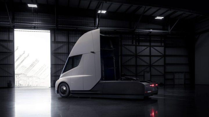 MegaChargers. Preço do Tesla Semi surpreende especialistas Durante o evento, houve um pormenor muito importante que não foi referido, o preço.