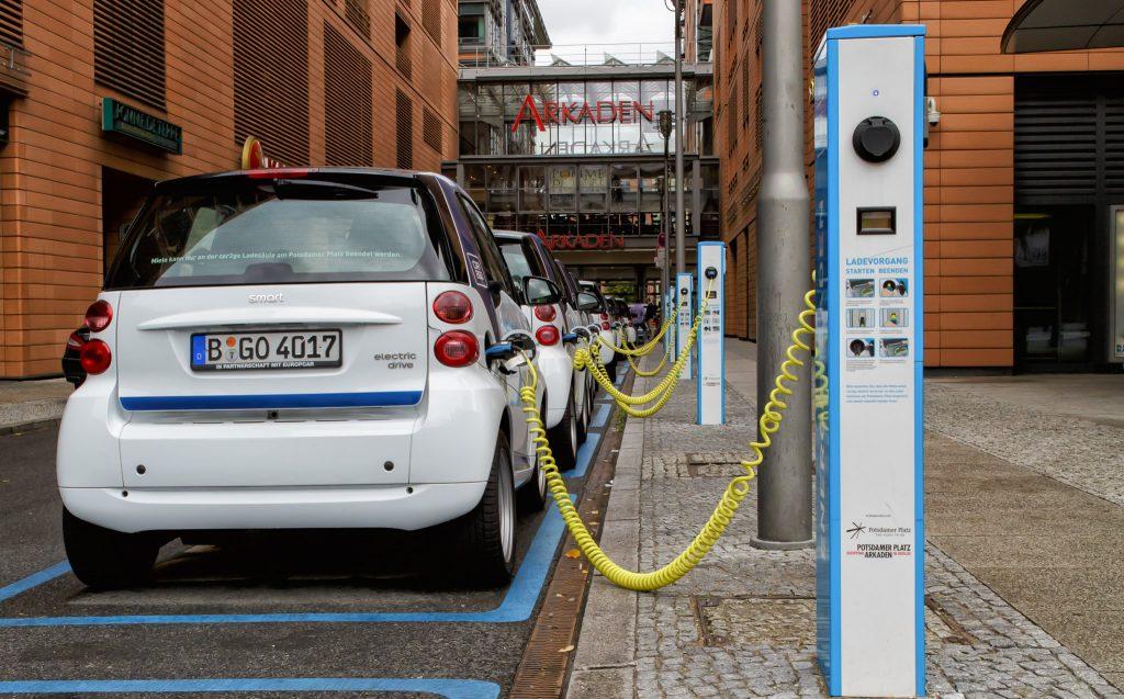 A nação asiática é a maior adepta e produtora mundial de veículos elétricos, e este ano ultrapassou os EUA em termos de número de EVs na estrada, com novas inscrições que aumentaram em cerca de 70%