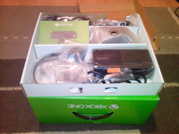 Cabos: A Xbox One vem acompanhada por toda uma panóplia de acessórios e cabos, que possibilita começar a usufruir dela mal seja retirada da caixa.