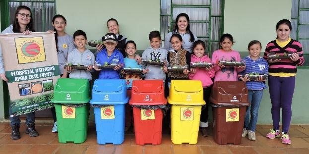Na conclusão dos trabalhos foram doadas lixeiras para o projeto O Lixo na Escola (projeto
