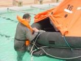 Embarcação de sobrevivência Existem duas maneiras de você entrar em uma balsa inflável: seco ou molhado.