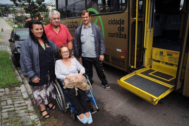ÔNIBUS ACESSO Hoje, cada uma das 9 regionais de Curitiba conta com um micro-ônibus adaptado para transporte de pessoas com deficiência que possuem um alto grau de comprometimento, sem autonomia.