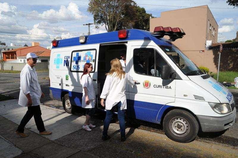 CONSULTÓRIO NA RUA Com o objetivo de levar saúde para os moradores em situação de rua, quatro equipes do consultório - formadas por médico,