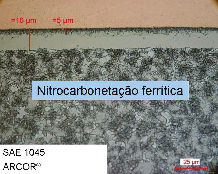 Fig. 3 - Aspecto da camada de compostos após 1008 horas no teste de salt spray ferrosos podem ser nitrocarbonetados em banhos de sais sem nenhum tratamento especial prévio, tais como aços ferramenta,