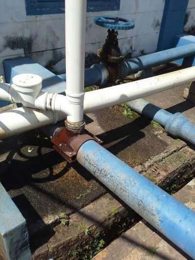 Imagem(2): Descrição(2): Detalhe da interligação de um barrilete com tubos em PVC brancos, para