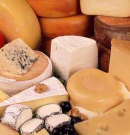 Produção de Queijos Vários tipos de queijos são produzidos dependendo da acção de vários tipos de bactérias lácticas em culturas simples ou mistas.