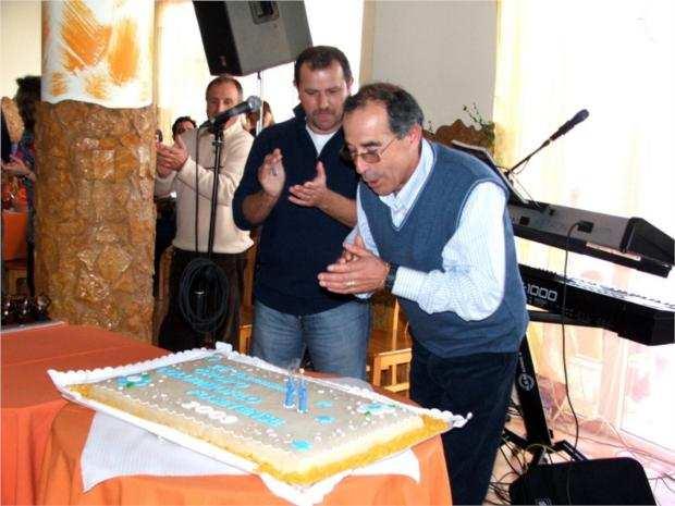 (Restaurante Angélica - Fuseta - 04/01/2009) Eugénio Martins soprando as velas do bolo de aniversário do