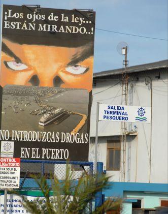 Um outdoor em espanhol no porto de Manta, no litoral do Pacífico do Equador, alerta os possíveis contrabandistas de drogas: A lei está de olho em você. Não entre com drogas no porto.