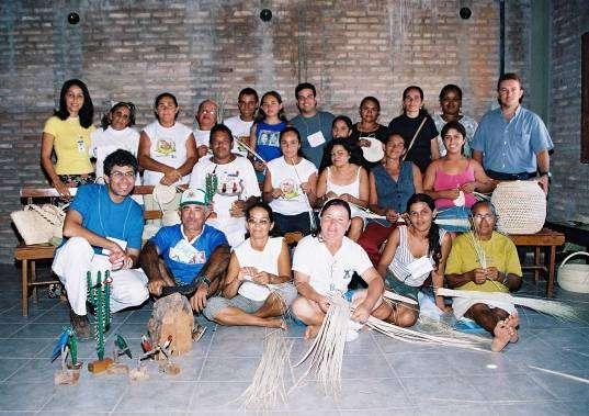 Polo da Palha do Licuri, uma experiência sócio-produtiva-ambiental no semiárido baiano I 57 Equipe técnica, artesãs e artesãos de Santa Brígida (BA).