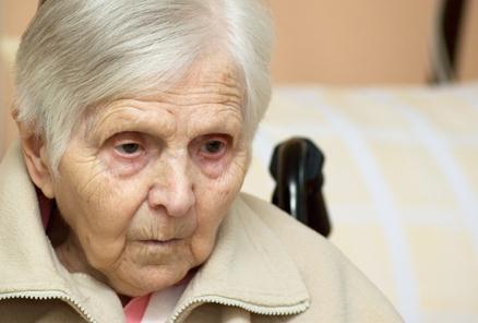 IDOSO x DEMÊNCIA A demência é uma das principais causas de deficiência e perda de qualidade de vida em idosos. Estima-se que a incidência de demência aumente de 25 milhões, para 114 milhões, em 2025.