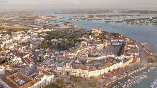 além da Universidade do Algarve, Marina de Faro, Teatros e o Forum Algarve (shopping center).