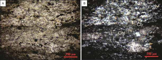 Os cristais de clorita se apresentam incolores, esverdeados sob polarizadores cruzados, menores do que 0,1 mm e com hábito fibroso.