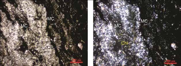 Fotomicrografia Lâmina CAN-1180C. Chl: clorita, MC: material carbonoso, Qtz: quartzo. A) Sob polarizadores paralelos e B) sob polarizadores cruzados.