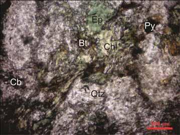 Chl: clorita, Sr: sericita, Qtz: quartzo, Cb: carbonato, Ep: epidoto, Ms: muscovita, MC: Material carbonoso, Py: pirita, Po: pirrotita.