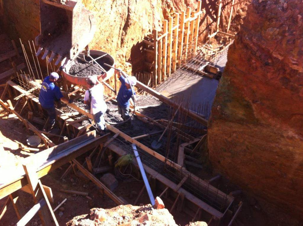 42 Outra concretagem foi na câmara de carga, onde foi concretada a base da mesma, com espessura de 45 cm em alguns pontos e de 30 cm em outros, sendo que para verificação da resistência do concreto