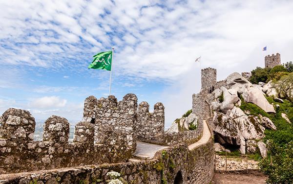 A INFLUÊNCIA ISLÂMICA EM PORTUGAL Restaram alguns elementos que atestam este período da vida portuguesa, principalmente nas muralhas e castelos, bem como no traçado de ruelas e becos de algumas