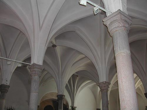 A INFLUÊNCIA ISLÂMICA EM PORTUGAL A igreja matriz de Mértola é a única estrutura em que se