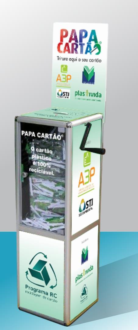 Ciência dos plásticos Papa Cartão O Papa Cartão promove a coleta segura e destino correto de cartões