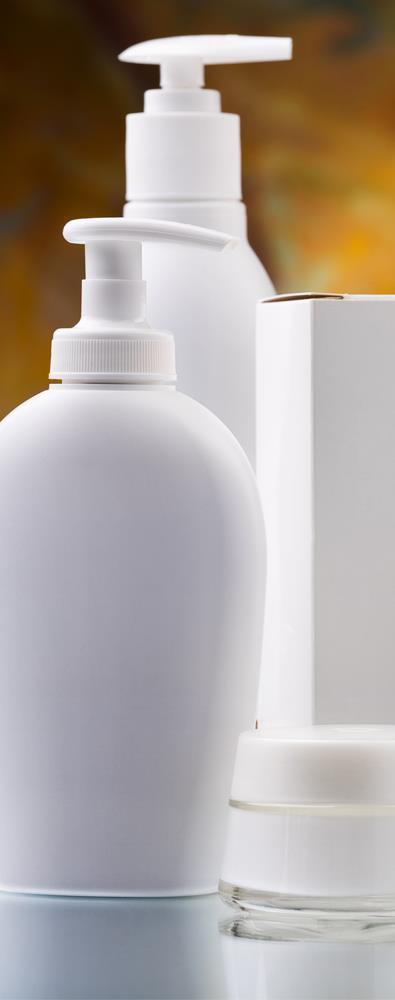 Aplicações dos plásticos Embalagens Contribuições dos plásticos para o setor de embalagens: protegem os produtos na distribuição e na estocagem; conservam sua qualidade por mais tempo aumentando sua