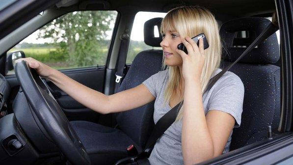 leonoraeluiza leonoraeluiza Não é adequado usar o celular enquanto está dirigindo, você pode