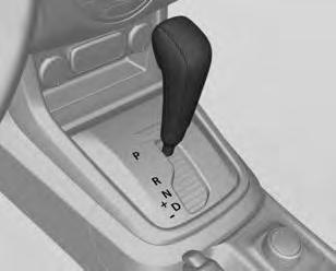 Não carregue a embreagem desnecessariamente. Quando operando, pressione o pedal da embreagem completamente. Não use o pedal como descanso de pé.