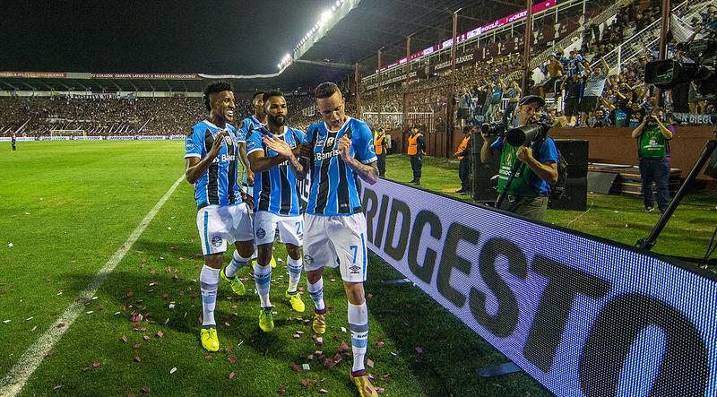 Grêmio salva Copa do Mundo de Clubes na Globo Porto Alegre está em festa. O Grêmio venceu o Lanús e confirmou a taça da Libertadores para a sua sala de troféus.