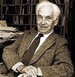 Ernst Mayr (1904-2005) Zoólogo alemão, que trabalhou desde 1931 no American Museum of Natural History, em New York nos Estados Unidos, foi um dos responsáveis
