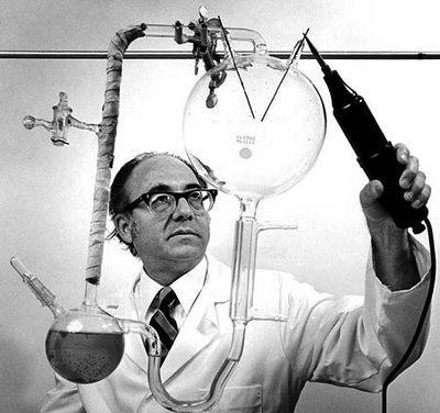 Stanley Lloyd Miller (1930-2007) Químico norteamericano, quando aluno de doutorado sob a supervisão de Harold Clayton Urey (1893-1981), demonstrou,