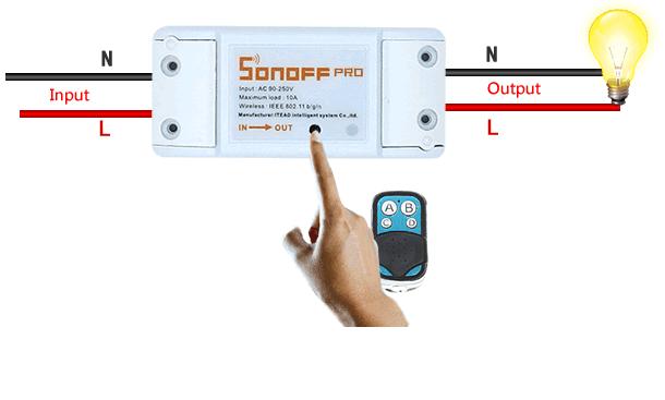 2. Definir codificação: Pressione rapidamente o botão preto no Sonoff RF duas vezes, o LED vermelho pisca uma vez e