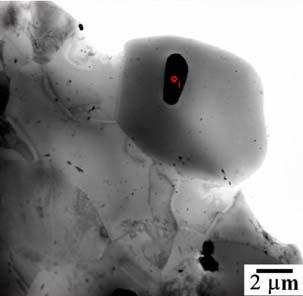 (A) (B) (C) Figura 2 - Micrografias de lâminas finas em campo claro, obtidas por MET em (A) e (B) do Aço ISO 5832-9, como recebido, mostrando a presença de partículas grosseiras e