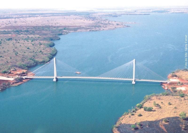 Ponte Estaiada Ponte de Porto Alencastro A ponte estaiada sobre o rio Paranaíba, com 660m de extensão.